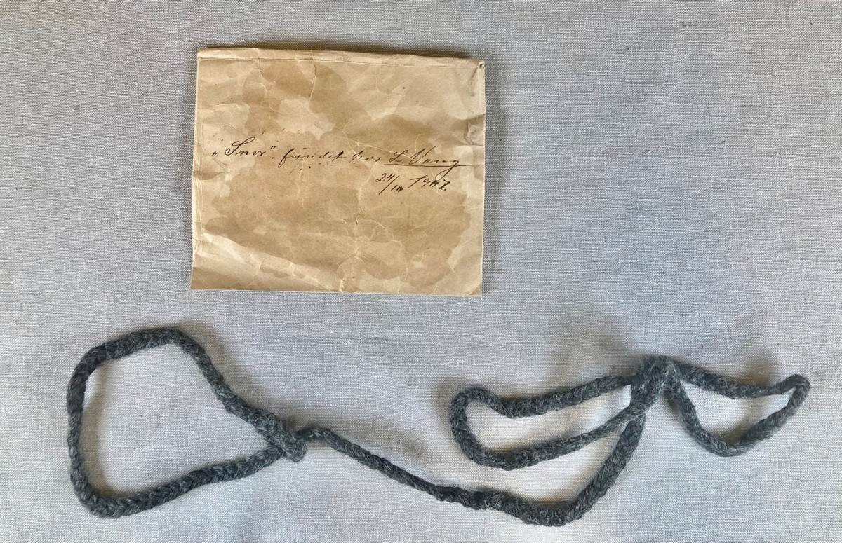 Fire tomme papirkonvolutter med påskrift.
To flettede snorer i ull med renneløkke.
En papirkonvolutt med påskrift som inneholder tre låsdirker i metall.
En kraftig ståltråd.
To kantebånd i dongeristoff viklet rundt en stein. Båndene er til sammen omtrent 3 meter lange. Trolig rømningstau.
To ovale tobakksdåser i papp som inneholder en mengde skruer, spiker, sikkerhetsnåler og andre små metallobjekter.