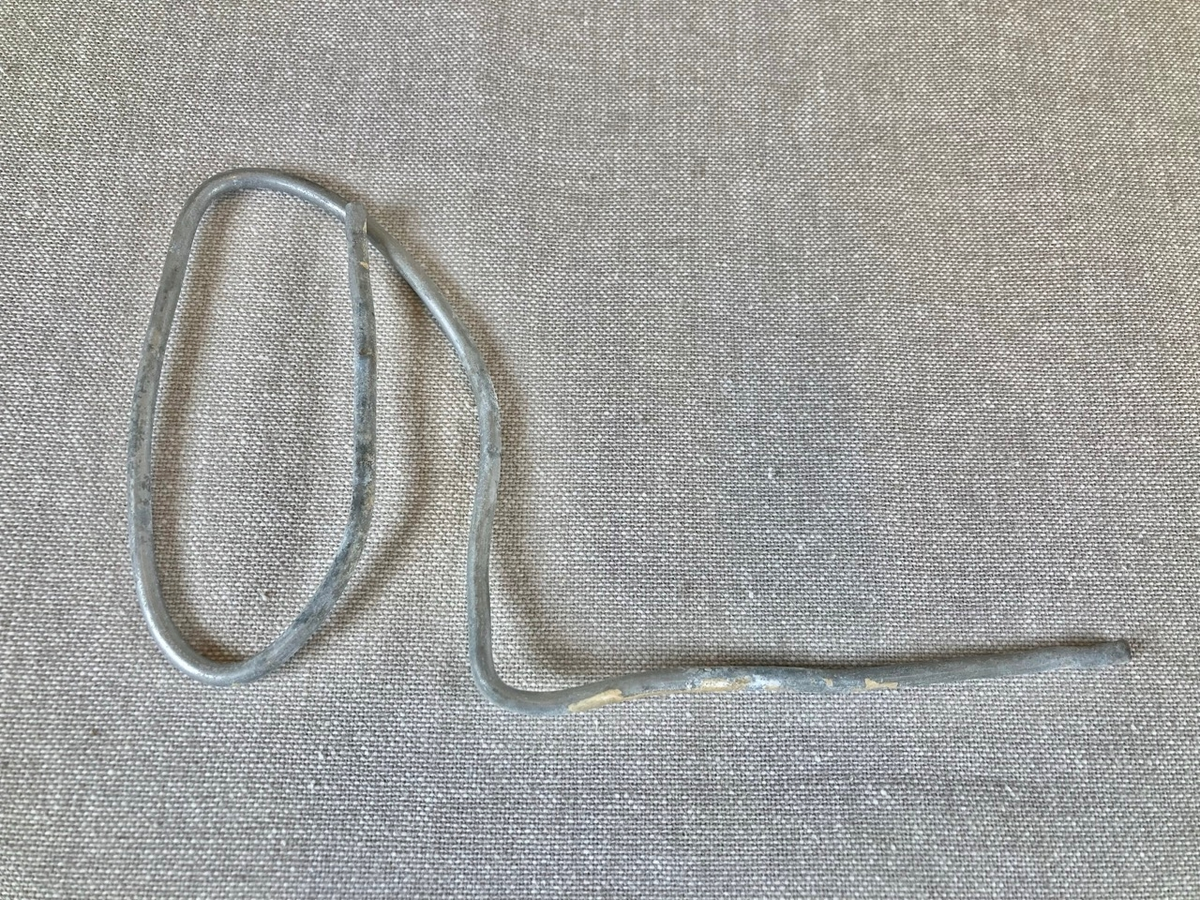 Fire tomme papirkonvolutter med påskrift.
To flettede snorer i ull med renneløkke.
En papirkonvolutt med påskrift som inneholder tre låsdirker i metall.
En kraftig ståltråd.
To kantebånd i dongeristoff viklet rundt en stein. Båndene er til sammen omtrent 3 meter lange. Trolig rømningstau.
To ovale tobakksdåser i papp som inneholder en mengde skruer, spiker, sikkerhetsnåler og andre små metallobjekter.