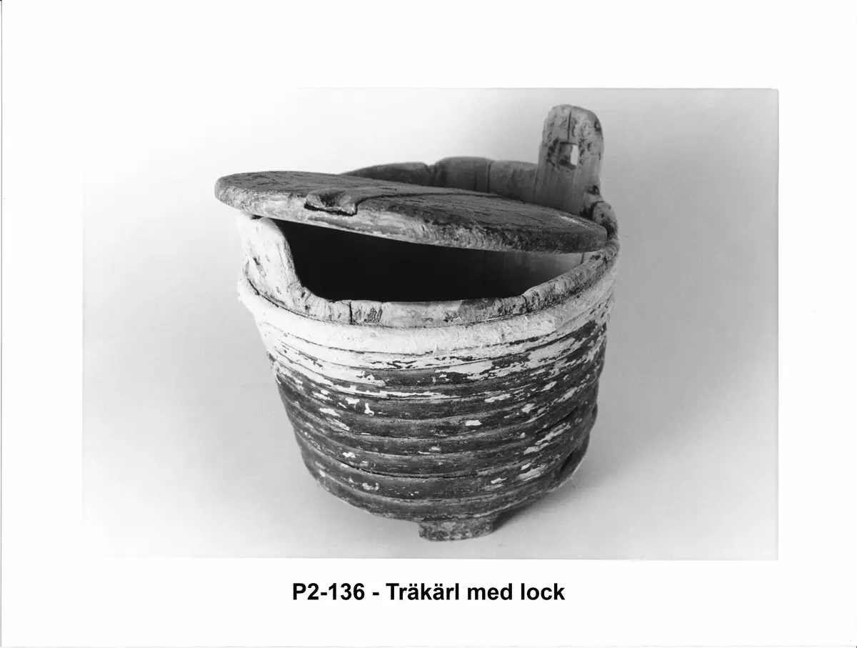 Träkärl med lock, Blidö
Trä, laggad 
18 cm hög (med handtag), 19 cm i diameter