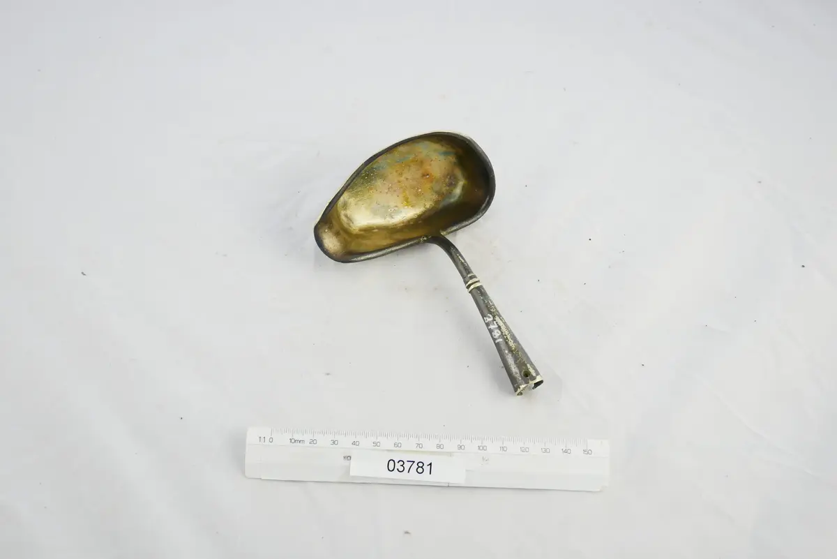 Soppslev av nysilver, med avbrutet skaft.