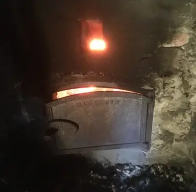 Bakerovnen gløder på Gamle Kvernes bygdemuseum