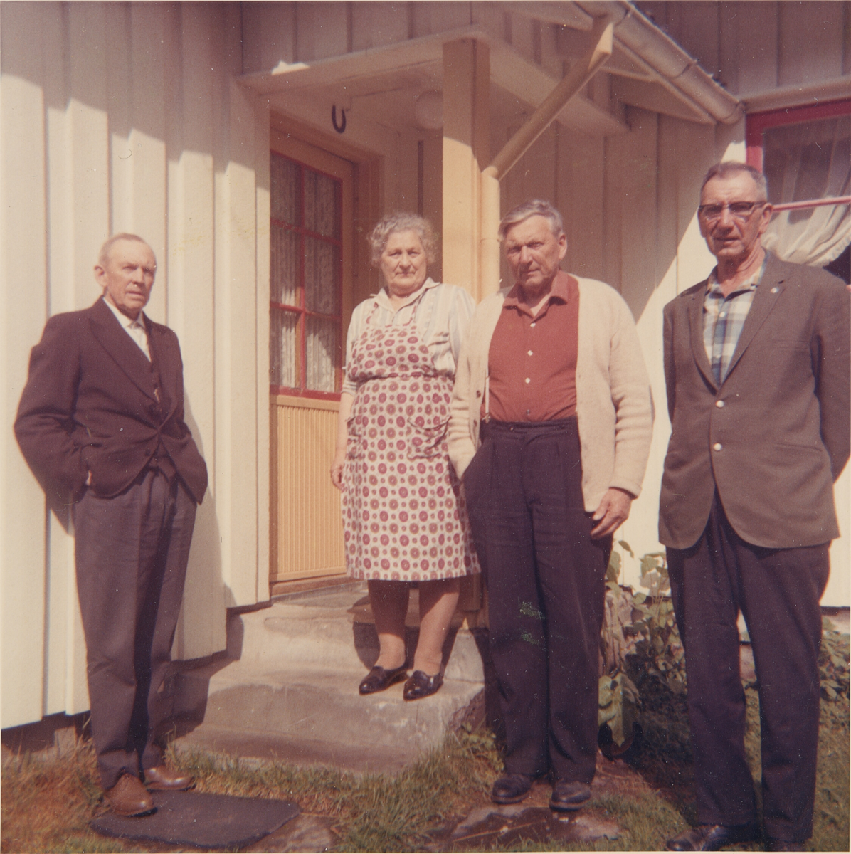 Samling av personer utenfor hus på Svenkerud.
Fra v. Gudbrand Øen, Olaug (F. Vidden) Øen, Karl Øen og Håkon Nilsen (F: 1902), fra Velta. Reiste til Amerika i 1924.