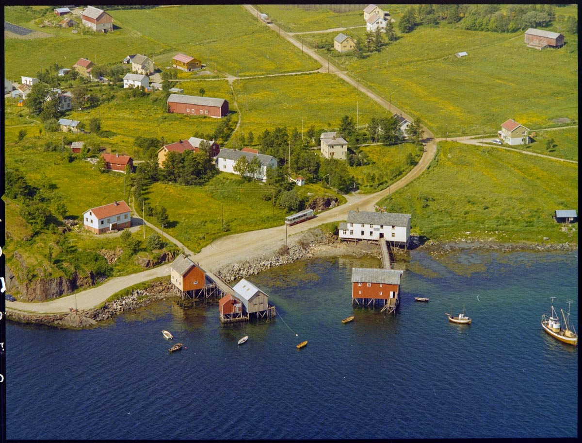 Leirfjord,Leland. Flyfoto av Leland, med Nedre-Leland og Leland havn. Det hvite bygget i fjæra var butikken til Johan Bergh, Bergh-brygga (nå museum) med tilhørende brygge og landgang ut til butikkens brygge. Til venstre for butikken ligger "Nerhåjen", gården, handelstedet og boligen til Johan Bergh og Aslaug Bergh.