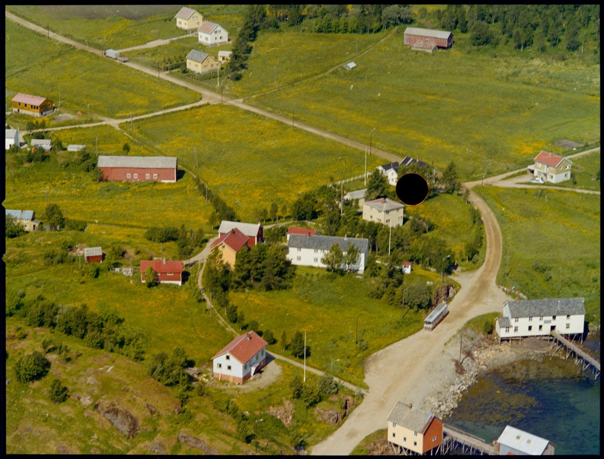 Leirfjord,Leland. Flyfoto av Leland, med Nedre-Leland og Leland havn. Det hvite bygget i fjæra var butikken til Johan Bergh, Bergh-brygga (nå museum) med tilhørende brygge og landgang ut til butikkens brygge. Til venstre for butikken ligger "Nerhåjen", gården, handelstedet og boligen til Johan Bergh og Aslaug Bergh.