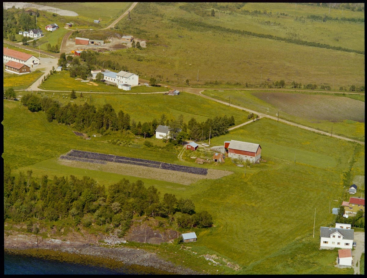 Leirfjord,Leland. Flyfoto fra Leland. Sykehjemmet sees øverst i venstre hjørnet.