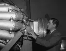 Ingenjör Tore Lindberg vid en av de fyra reamotorerna vid provkörningen vid Saabs reavindstunnel i februari 1952. Lindberg var ansvarig för installerandet av motorerna. 
...

385 bilder om Linköping på 1950-talet från tidningen Östgötens arkiv. Framtidstro och optimism är ord som sammanfattar Linköping på femtiotalet. Årtiondet innebar satsningar för att förbättra linköpingsbornas livsvillkor. Bostadsfrågan och trafiklösningarna dominerade den lokalpolitiska agendan.
Bilderna digitaliserades år 2013.
