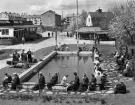 Under middagsrasten den 16 maj år 1952 höll Svenska frälsningsarmén en sångstund på Wahlbecks fabriker i Linköping. Många människor flyttade från landsbygden och var ovana vid fabriks- och stadsmiljön. Detta ledde till att personalvård blev viktigare efter andra världskriget. Wahlbecks tillhör de företag som under femtiotalet arbetade för arbetsmiljön. Den mest omtalade åtgärden var att man anlade en pool framför kontoret.

..

385 bilder om Linköping på 1950-talet från tidningen Östgötens arkiv. Framtidstro och optimism är ord som sammanfattar Linköping på femtiotalet. Årtiondet innebar satsningar för att förbättra linköpingsbornas livsvillkor. Bostadsfrågan och trafiklösningarna dominerade den lokalpolitiska agendan.
Bilderna digitaliserades år 2013.