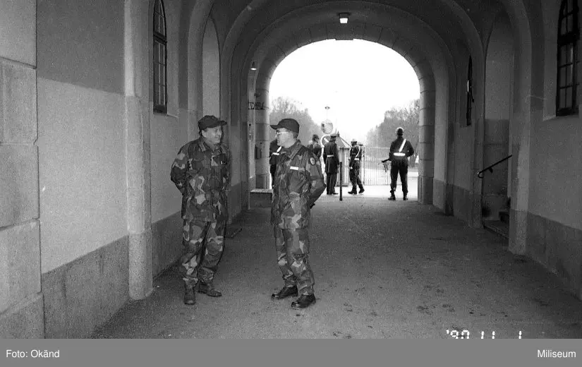 Chefen för Försvarets materielverks arméavdelning generalmajor Kurt Blixt och överste Christer Ljung, chef Ing 2.