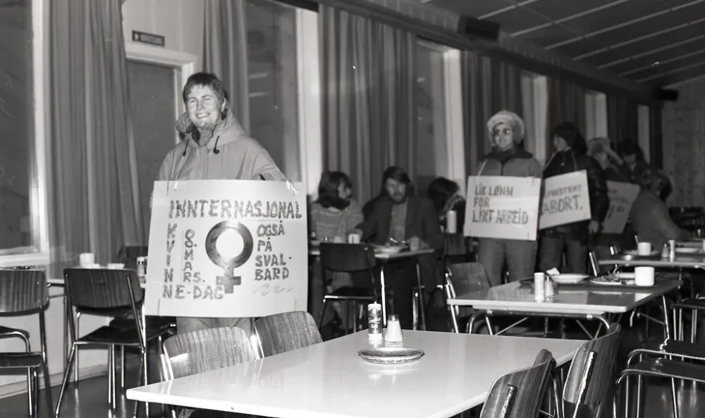 Fra den første internasjonale kvinnedagen, 8. mars 1975. 5 kvinner demonstrerte med tog på Stormessa. Tidspunktet gjorde at få var til stede, noen klappet. Senere gikk de videre til forsamlingshuset og publikumet som hadde sett "Isvisas" revy. "Demonstrantene" var skuffet over oppmøtet blant byens øvrige kvinnelige befolkning.  