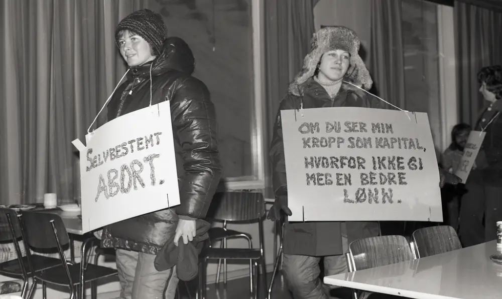 Fra den første internasjonale kvinnedagen, 8. mars 1975. 5 kvinner demonstrerte med tog på Stormessa. Tidspunktet gjorde at få var til stede, noen klappet. Senere gikk de videre til forsamlingshuset og publikumet som hadde sett "Isvisas" revy. "Demonstrantene" var skuffet over oppmøtet blant byens øvrige kvinnelige befolkning.  