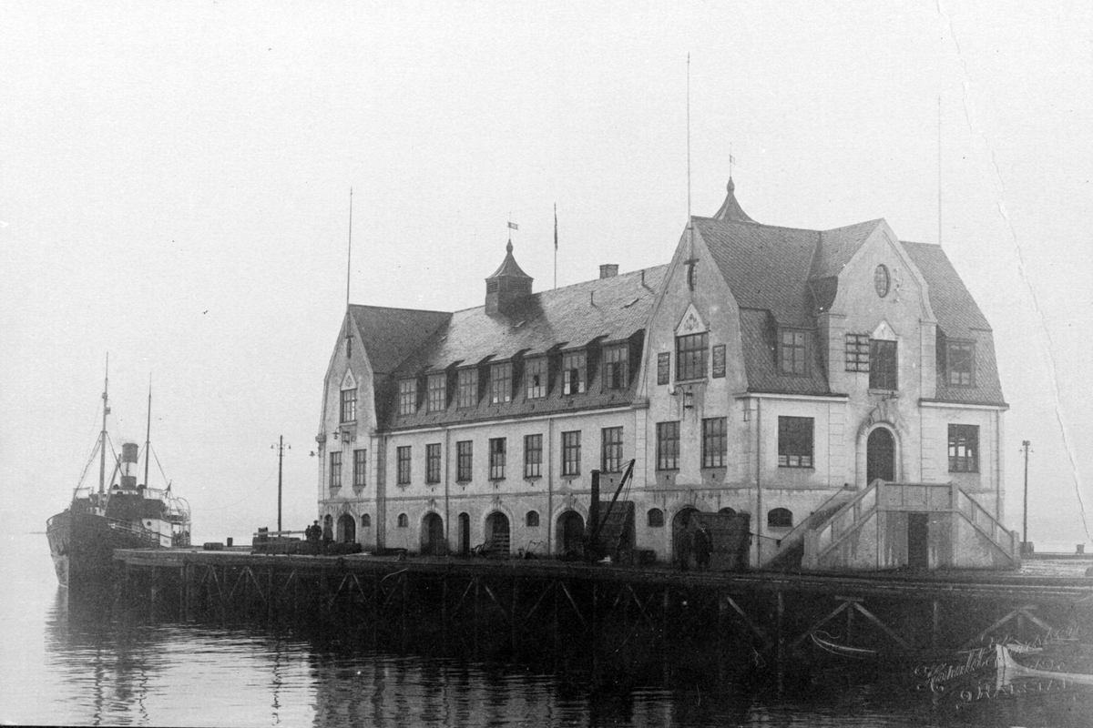 Administrasjonsbygningen på dampskipskaien.