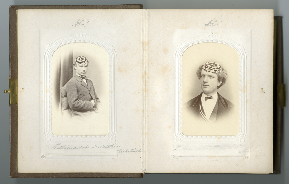 Visittkortfoto, portrett, halvfigur menn, familieliv på Dal gård, menn i uniform,  soldater, jakt, gårdsliv, hest, vennskap, interiørfoto, menn i kostymer, menn i kjole, crossdressing/teaterskuespill,