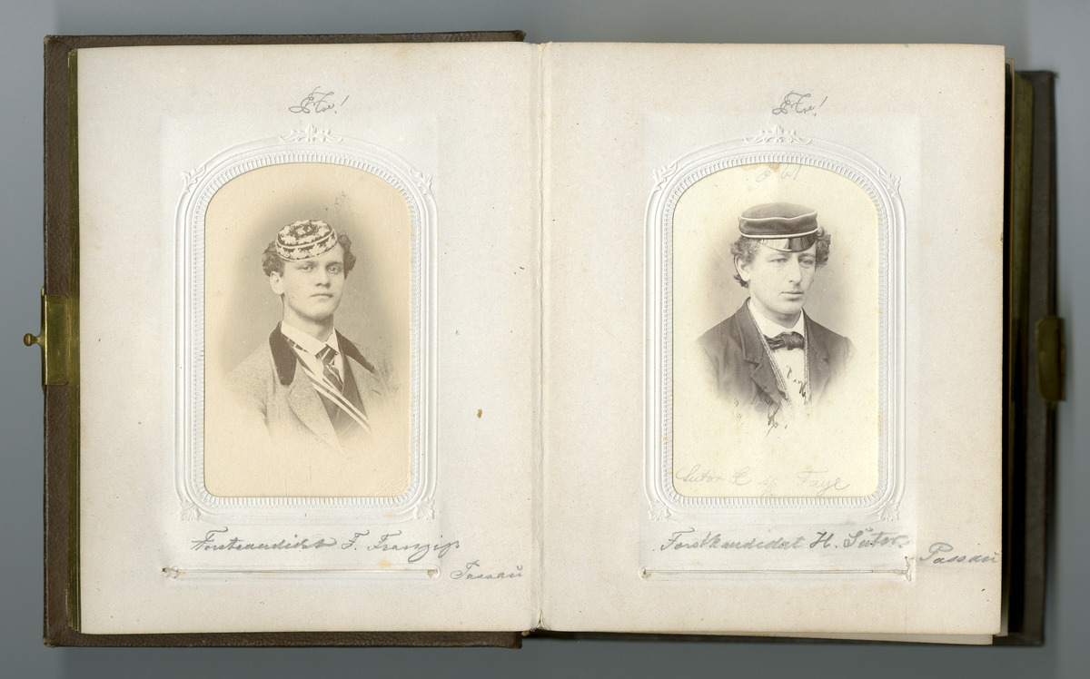 Visittkortfoto, portrett, halvfigur menn, familieliv på Dal gård, menn i uniform,  soldater, jakt, gårdsliv, hest, vennskap, interiørfoto, menn i kostymer, menn i kjole, crossdressing/teaterskuespill,
