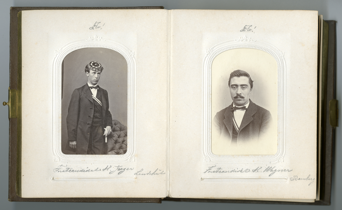 Visittkortfoto, portrett, halvfigur menn, familieliv på Dal gård, menn i uniform,  soldater, jakt, gårdsliv, hest, vennskap, interiørfoto, menn i kostymer, menn i kjole, crossdressing/teaterskuespill,