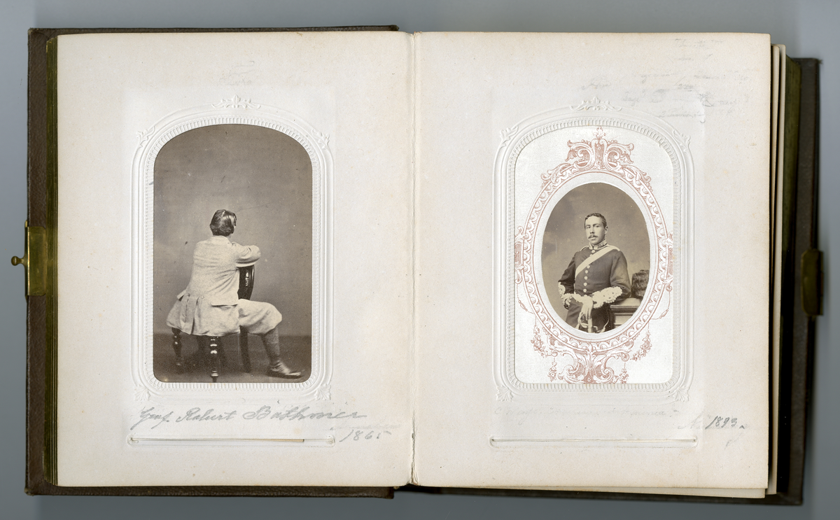 Visittkortfoto, portrett, halvfigur menn, familieliv på Dal gård, menn i uniform,  soldater, jakt, gårdsliv, hest, vennskap, interiørfoto, menn i kostymer, menn i kjole, crossdressing/teaterskuespill,