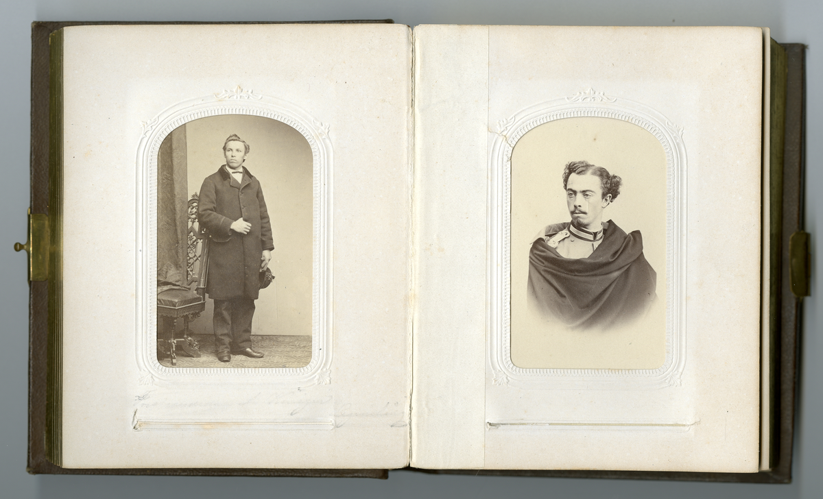 Visittkortfoto, portrett, halvfigur menn, familieliv på Dal gård, menn i uniform,  soldater, jakt, gårdsliv, hest, vennskap, interiørfoto, menn i kostymer, menn i kjole, crossdressing/teaterskuespill,