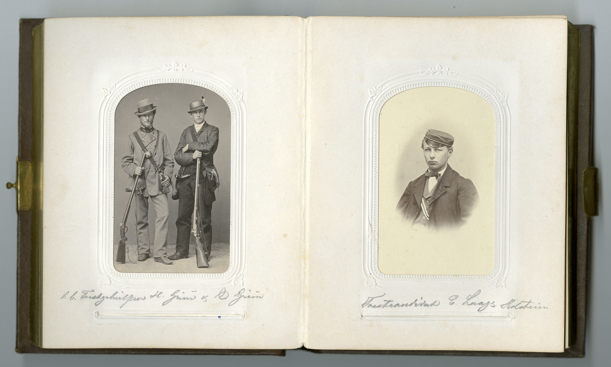 Visittkortfoto, portrett, halvfigur menn, familieliv på Dal gård, menn i uniform,  soldater, jakt, gårdsliv, hest, vennskap, interiørfoto, menn i kostymer, menn i kjole, crossdressing/teaterskuespill,