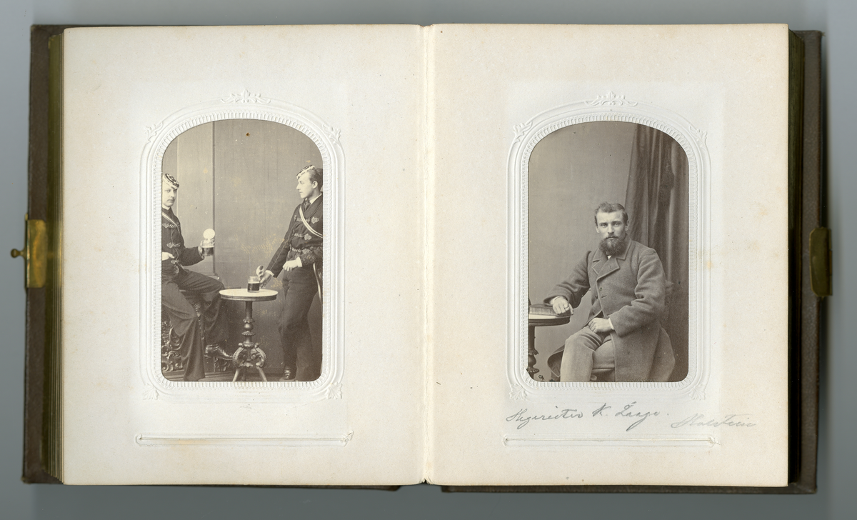 Visittkortfoto, portrett, halvfigur menn, familieliv på Dal gård, menn i uniform,  soldater, jakt, gårdsliv, hest, vennskap, interiørfoto, menn i kostymer, menn i kjole, crossdressing/teaterskuespill,