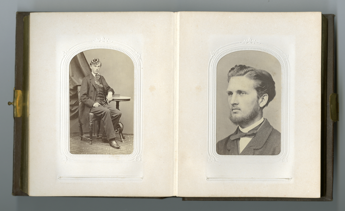Visittkortfoto, portrett, halvfigur menn, familieliv på Dal gård, menn i uniform,  soldater, jakt, gårdsliv, hest, vennskap, interiørfoto, menn i kostymer, menn i kjole, crossdressing/teaterskuespill,