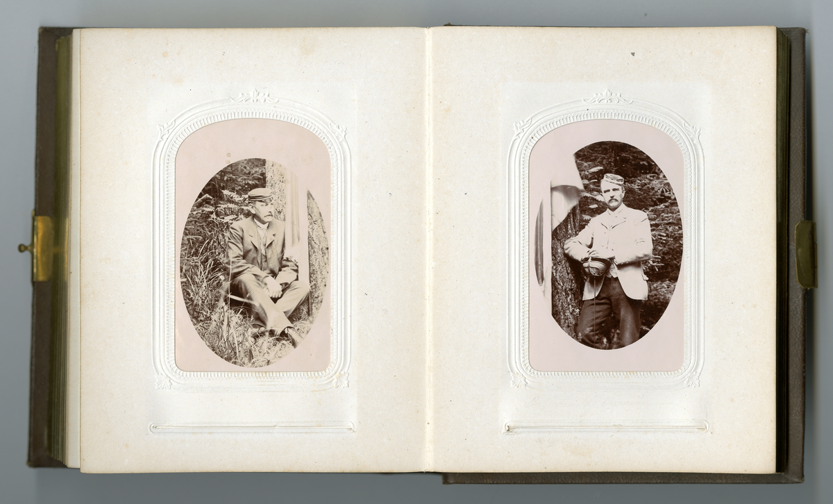 Visittkortfoto, portrett, halvfigur menn, familieliv på Dal gård, menn i uniform,  soldater, jakt, gårdsliv, hest, vennskap, interiørfoto, menn i kostymer, menn i kjole, crossdressing/teaterskuespill,