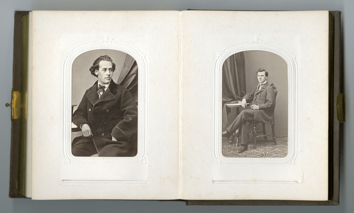Visittkortfoto, portrett, halvfigur menn, familieliv på Dal gård, menn i uniform,  soldater, jakt, gårdsliv, hest, vennskap, interiørfoto, menn i kostymer, menn i kjole, crossdressing/teaterskuespill,