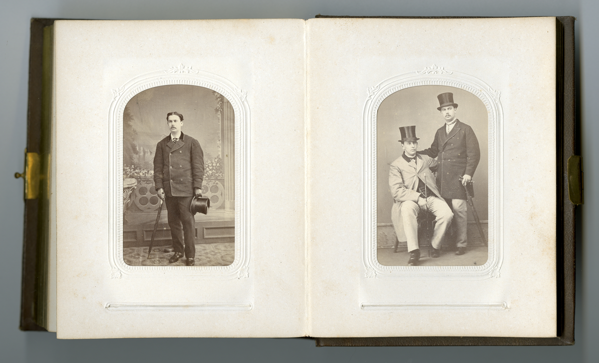Visittkortfoto, portrett, halvfigur menn, familieliv på Dal gård, menn i uniform,  soldater, jakt, gårdsliv, hest, vennskap, interiørfoto, menn i kostymer, menn i kjole, crossdressing/teaterskuespill,