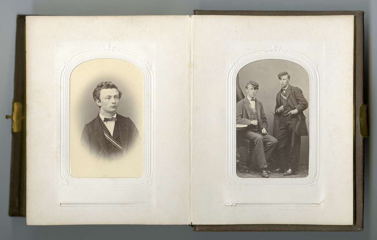 Visittkortfoto, portrett, halvfigur menn, familieliv på Dal gård, menn i uniform,  soldater, jakt, gårdsliv, hest, vennskap, interiørfoto, menn i kostymer, menn i kjole, crossdressing/teaterskuespill,