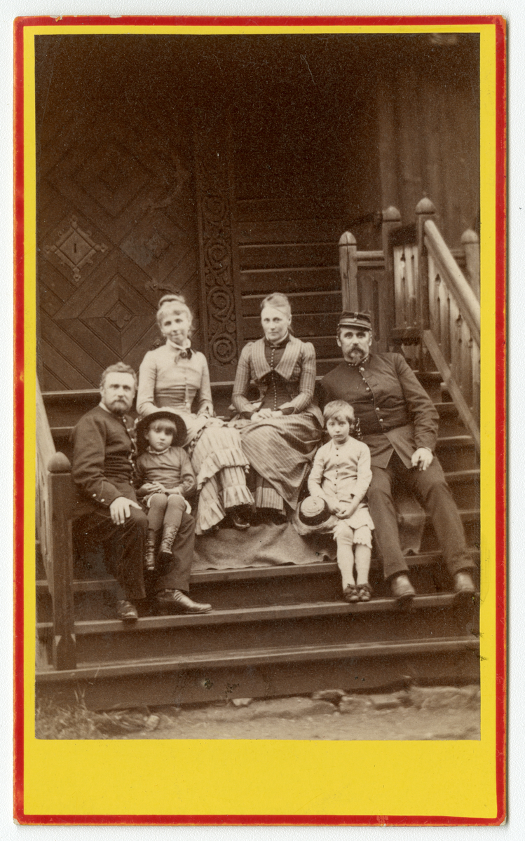 Foto av familien Faye/Dal på trapp, antagelig på Dal gård i Ullensaker 

Fra venstre: ukjent mann, Selma Eugenie Faye, Sigrid Faye født Dahl (mor til Eugenie), ukjent kvinne, ukjent mann og ukjent barn
