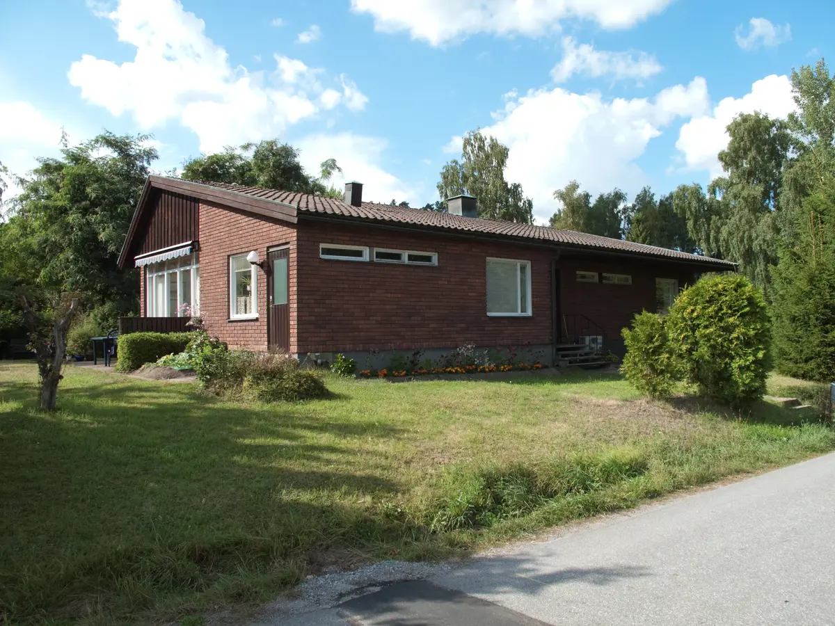 Välbevarad och tidstypisk villa uppförd i rött fasadtegel med indragna fogar. Det asymmetriska sadeltaket är täckt av svart enkupigt betongtegel; ursprungligen takskiffer. Ena gavelröstet är klätt med brunbetsad lockpanel. Villan har ursprungliga vitmålade fönster med
varierad och karaktäristisk fönstersättning och spröjsning. Entrépartiet som ligger i den indragna delen av ena långfasaden är ursprungligt med sidoljus av rektangulära glasbetongblock samt en dekorativ tegelomfattning. Den öppna entrétrappan av betong har steg med frilagd ballast samt ett enkelt svart smidesräcke. Även sidoentrén på gaveln är ursprunglig. Garageinfarten är indragen; porten är ny.