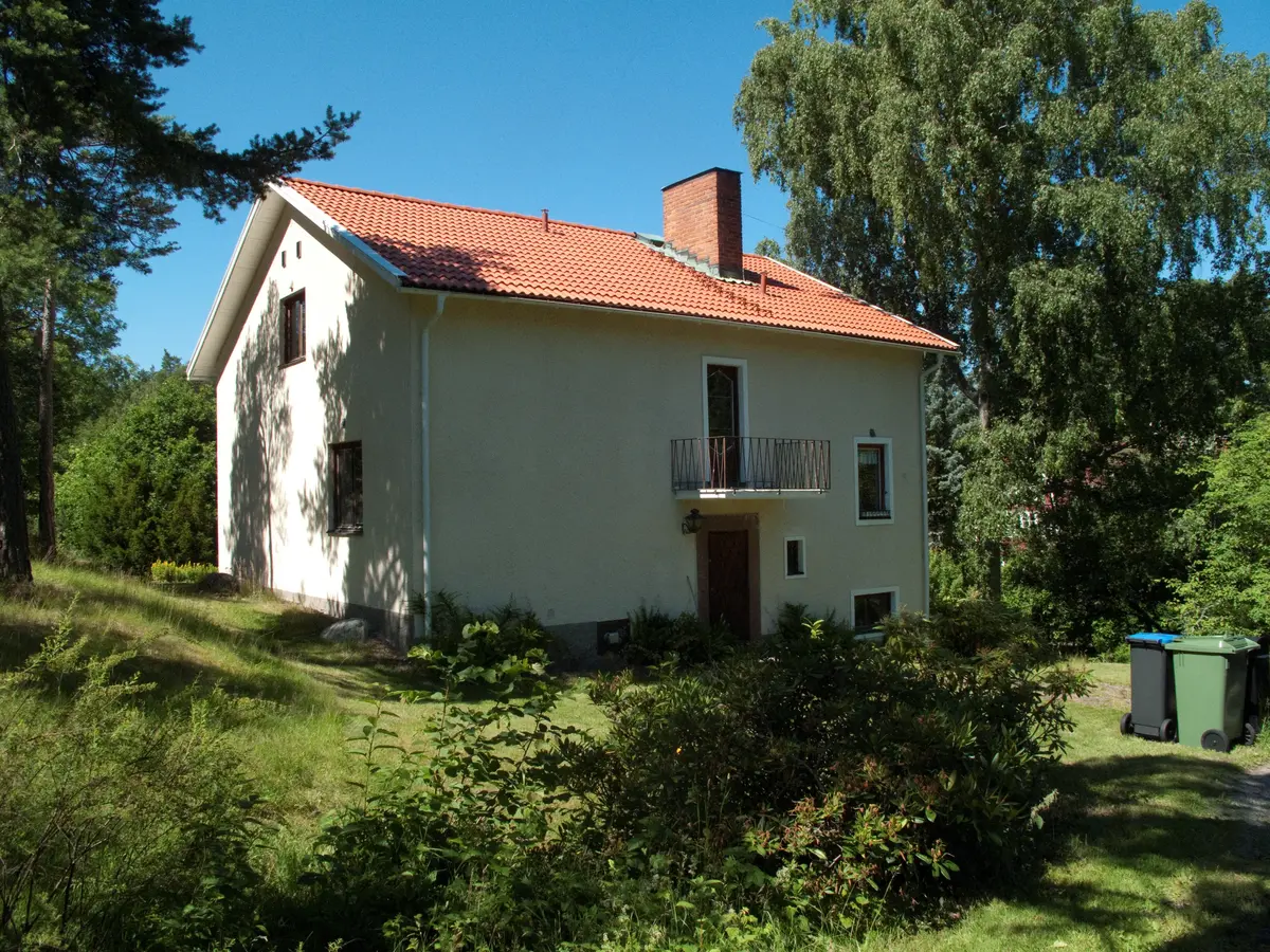 Välbevarad villa med för 1950-talet typisk formgivning både när det gäller volym och detaljutförande. Grundplanen är rektangulär. Sadeltaket har bevarade koppardetaljer och förnyad tegeltäckning. Fasaderna är enkelt hållna med ljusgul spritputs och grå slät sockel.
Fönstersättningen är asymmetrisk med koppling till interiörens olika funktioner. Fönstren ligger i liv med fasaden och är brunmålade.