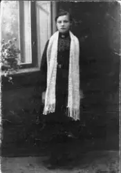 Studioportrett av ung kvinne med et langt skjerf over skuldr