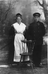 Studioportrett av en kvinne og en mann.