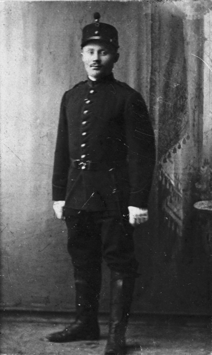 Studioportrett av en soldat.