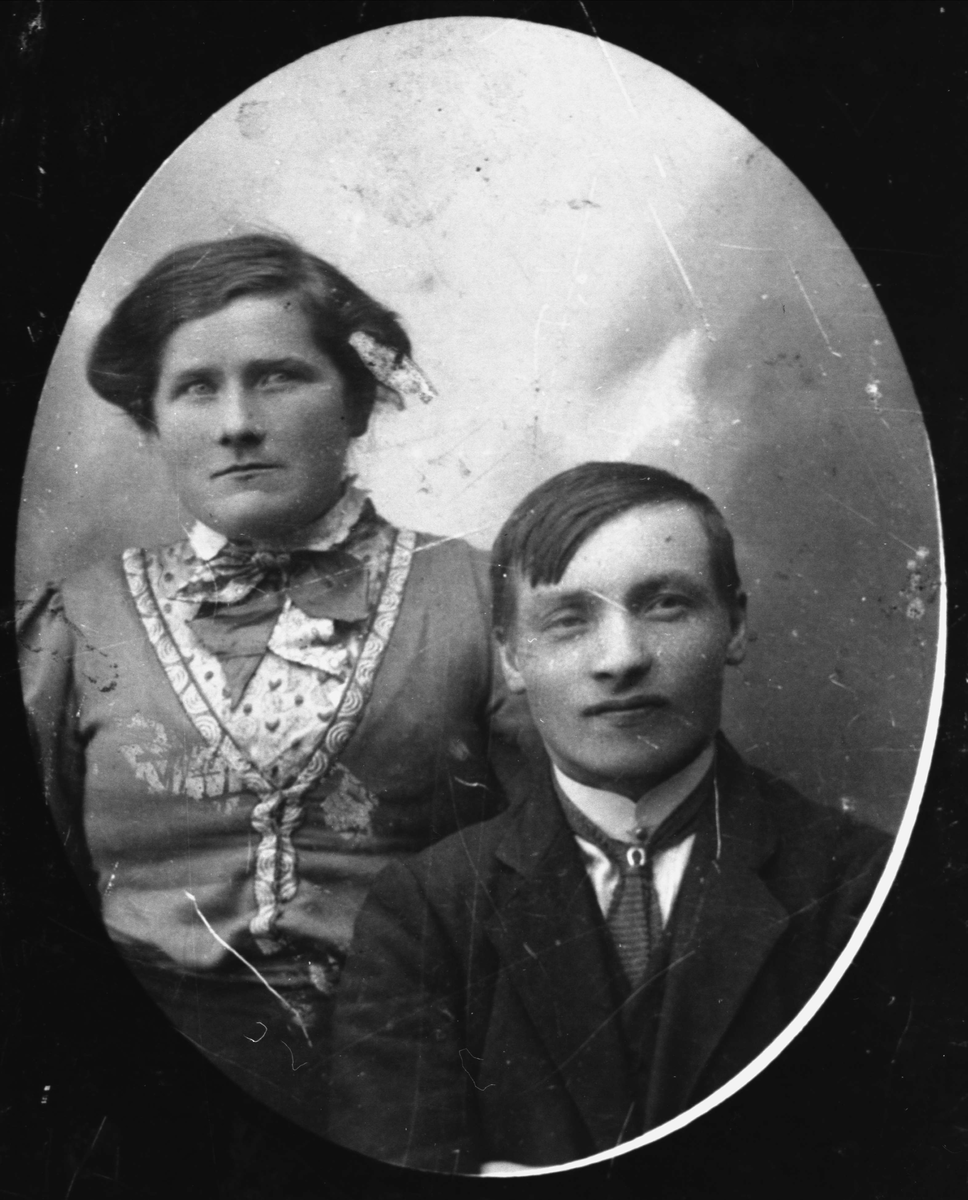 Studioportrett av et par, fotografert i halvfigur.