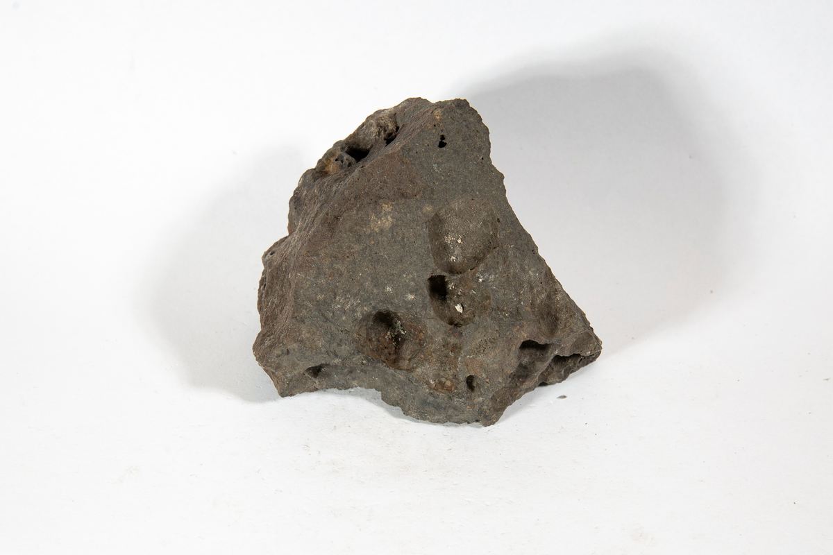 Bergskolens samling

Etikett:

Slagg
fra Hyttevolden, Kolbergtjern, Eiker
første smeltested
~ 1600 for Ekers Blyværk
1924 MM