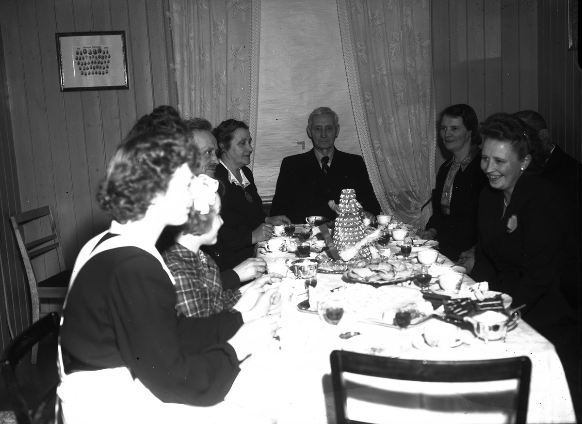 Barnedåpen til Kari Anne Lie. På venstre sida av bordet (med bart) Guttorm Tolpinrud, deretter Anne Svenkerud Tolpinrud. Heilt til høgre Birgit Tolpinrud Lie