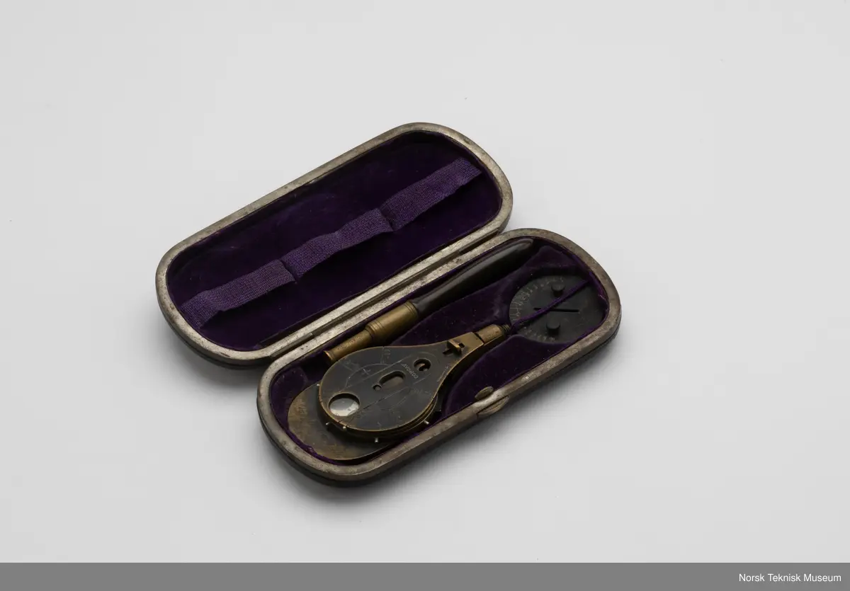 Oftalmoskop med roterende linse. For konkav og konveks måling. Etui med tre tomme holdere for tilhørende linser.