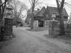 Ett över 100 år gammalt fotografi som skulle kunna vara taget idag. Det har heller inte funnits några skäl att förändra Isak Gustaf Clasons kanske första prov som villaarkitekt. Att karriären tog sin början i Åtvidaberg har sin förklaring i hans kamratskap med Theodor Adelswärd. När det vid baroniet uppstod behov av en ståndsmässig bostad vid sidan av godsets huvudbyggnad, ombads Clason inkomma med ett förslag i engels-amerikansk stil. Komplexet stod klart i slutet av 1880-talet.