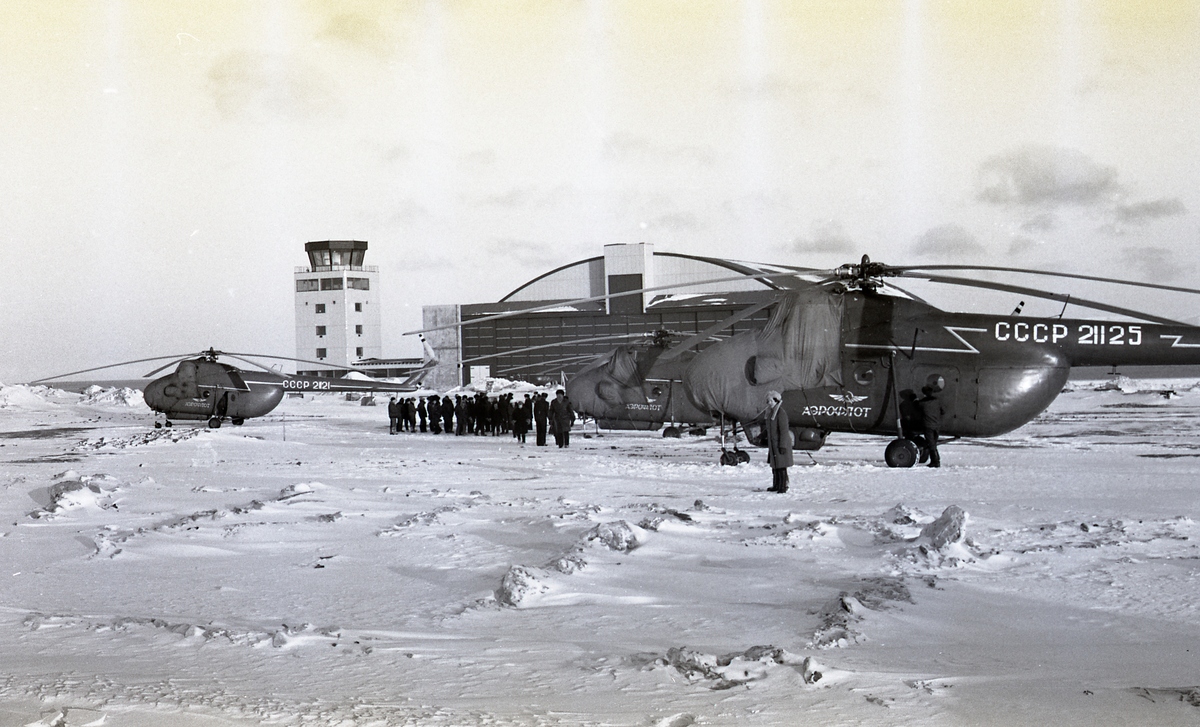 Antonov An-12B fra Aeroflot. Kjennetegn: CCCP/SSSR 11527. Første sovjetiske landing på flyplassen. Flyet kom fra Murmansk og ble ført av Kommandør Malisjev. Fire helikopter (Mi-4) hentet gods og passasjerer.