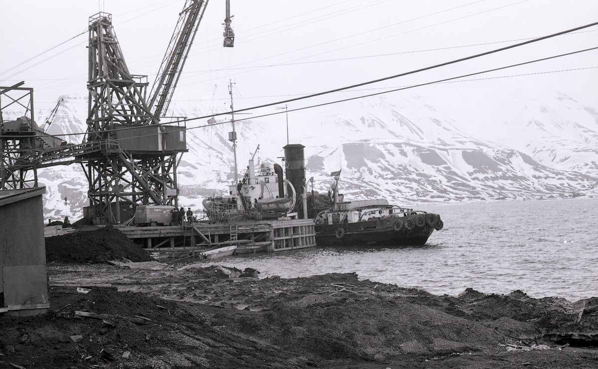 Det sovjetiske skipet "Evenk" til kai ved Hotellneset. 20 kvinner fra Barentsburg og Pyramiden på besøk hos husmorlaget i Longyearbyen. Damene fra Barentsburg kom med "Evenk" og de fra Pyramiden med helikopter. 