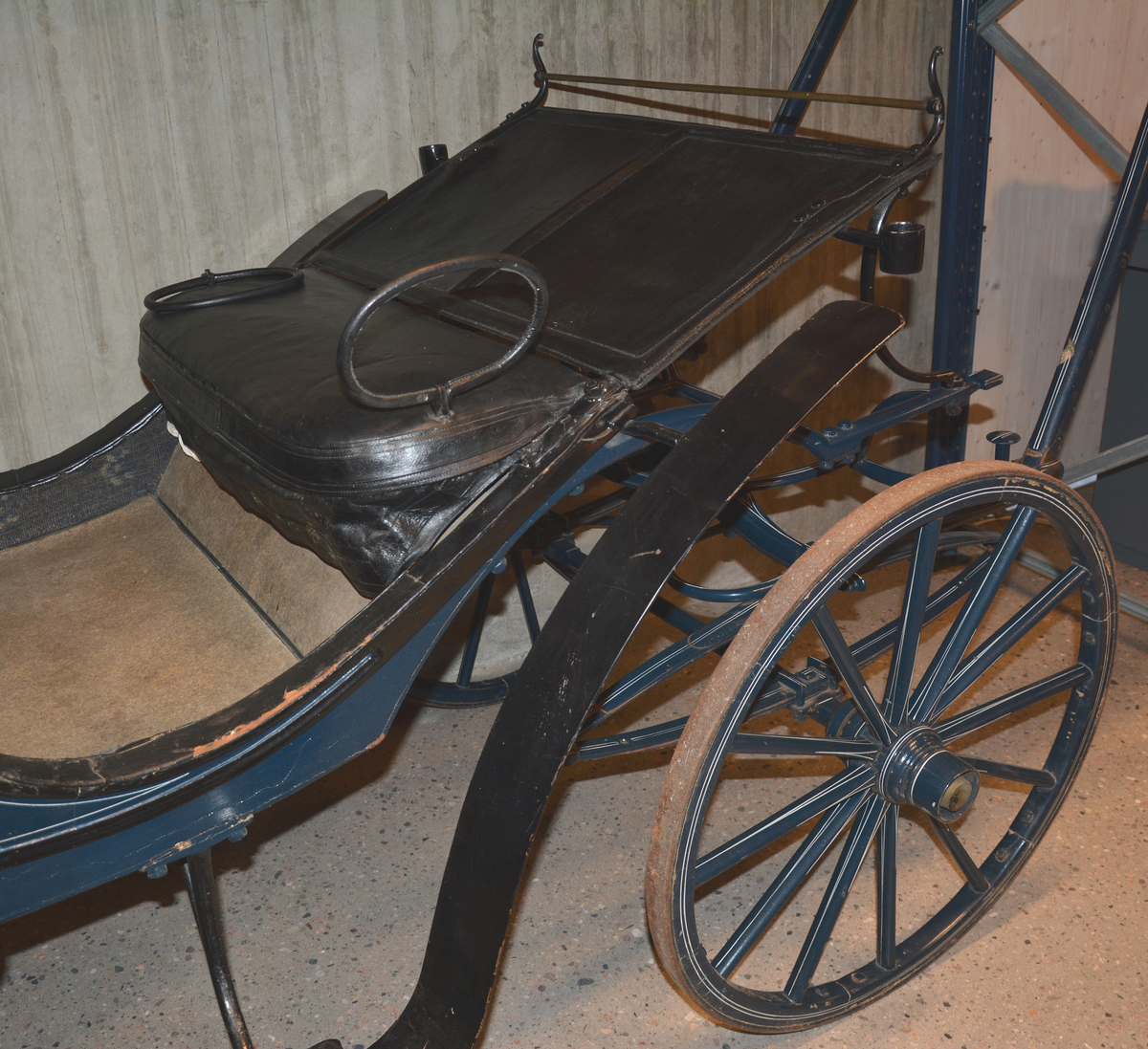 Fra protokollen: Trille, for en hest. Plass til 4 personer + kusk bak. Skinntrekk sete. Vogna er utstyrt med brems og har jerngjorder på hjula. Blålakkert med kvite render. Phaeton-trille.