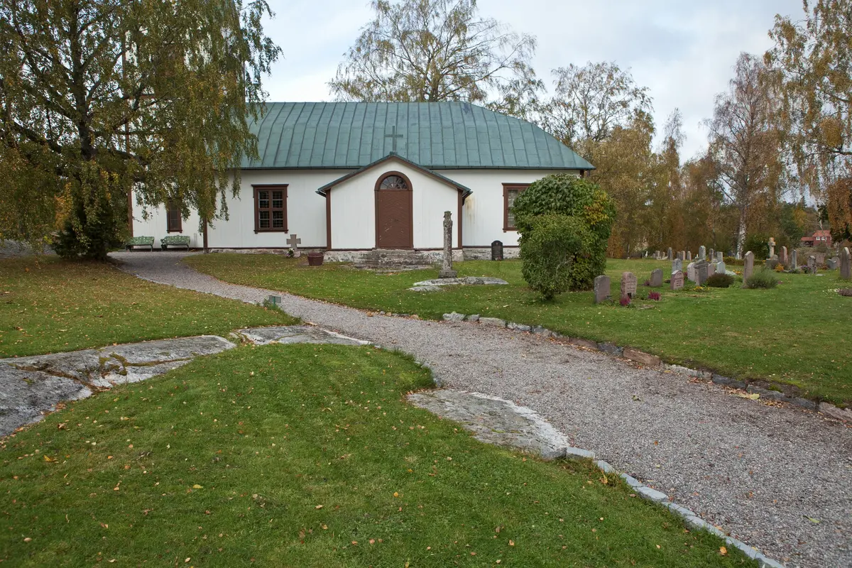 Kyrkogården har endast en grusad gång som sträcker från söder till norr och förbinder de tre entréerna genom att passera väster om kyrkan. Gången är delvis kantad av smågatsten. Tack vare grusgångens slingrande form mellan entréerna upplevs kyrkogården naturlig och som en självklar del av landskapet.