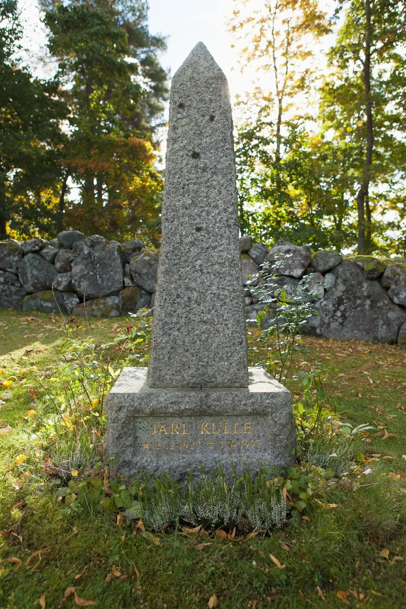 Jarl Kulles grav mot den södra mursträckningen.