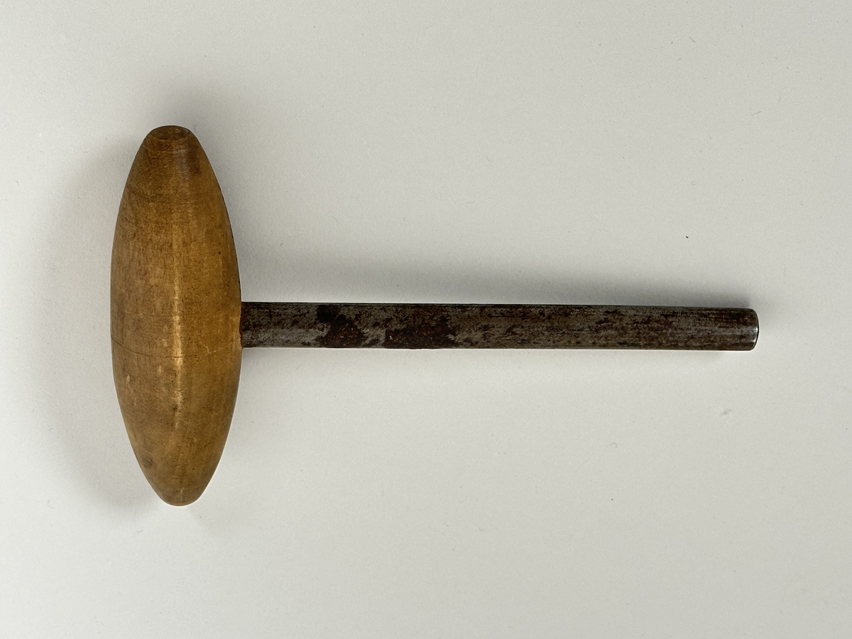 A) Pianoharpa, i form av ett skrivbord av mazarin-typ. Av mörkt betsat och polerat trä. Skrivbordet kraftigt angripet av trägnagare. Svarvade ben och hög sarg, med två utdragbara lådor och tre blindlådor - alla med mässingsbeslag. Bordsskivan uppfällbar och ställbar med metallhake, varunder spelverket med strängar och piggförsedd vals gömmer sig. 
B) och C), två valsar med olika melodier på. Cylinderformade, av trä, med mittaxel och piggar av metall. Valsen snurras med en vev, som lämnat ett svängt märke på möbelns front. 
D), vev av tunn metallarm med ett S-formad avslut i 45 graders vinkel från armen samt svarvad, balusterformat handtag av trä.
E) och F), stämnycklar av metall med fyrkantiga hål, samt enkla handtag av trä. 
G), sprint av metall för att säkra valsen på plats. Tunn, med ögla till avslut.
H), förvaringslåda för melodivals. Av trä, med inbyggd vagga för att hålla valsens mittaxel.