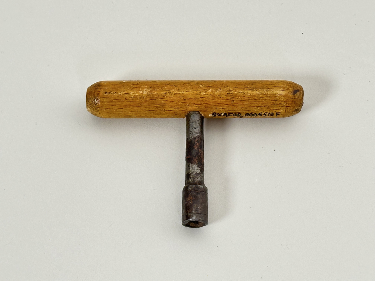 A) Pianoharpa, i form av ett skrivbord av mazarin-typ. Av mörkt betsat och polerat trä. Skrivbordet kraftigt angripet av trägnagare. Svarvade ben och hög sarg, med två utdragbara lådor och tre blindlådor - alla med mässingsbeslag. Bordsskivan uppfällbar och ställbar med metallhake, varunder spelverket med strängar och piggförsedd vals gömmer sig. 
B) och C), två valsar med olika melodier på. Cylinderformade, av trä, med mittaxel och piggar av metall. Valsen snurras med en vev, som lämnat ett svängt märke på möbelns front. 
D), vev av tunn metallarm med ett S-formad avslut i 45 graders vinkel från armen samt svarvad, balusterformat handtag av trä.
E) och F), stämnycklar av metall med fyrkantiga hål, samt enkla handtag av trä. 
G), sprint av metall för att säkra valsen på plats. Tunn, med ögla till avslut.
H), förvaringslåda för melodivals. Av trä, med inbyggd vagga för att hålla valsens mittaxel.