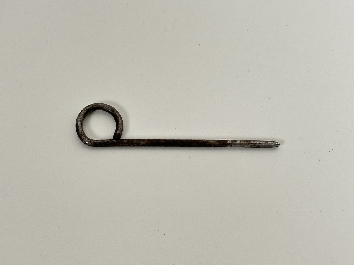 A) Pianoharpa, i form av ett skrivbord av mazarin-typ. Av mörkt betsat och polerat trä. Skrivbordet kraftigt angripet av trägnagare. Svarvade ben och hög sarg, med två utdragbara lådor och tre blindlådor - alla med mässingsbeslag. Bordsskivan uppfällbar och ställbar med metallhake, varunder spelverket med strängar och piggförsedd vals gömmer sig. 
B) och C), två valsar med olika melodier på. Cylinderformade, av trä, med mittaxel och piggar av metall. Valsen snurras med en vev, som lämnat ett svängt märke på möbelns front. 
D), vev av tunn metallarm med ett S-formad avslut i 45 graders vinkel från armen samt svarvad, balusterformat handtag av trä.
E) och F), stämnycklar av metall med fyrkantiga hål, samt enkla handtag av trä. 
G), sprint av metall för att säkra valsen på plats. Tunn, med ögla till avslut.
H), förvaringslåda för melodivals. Av trä, med inbyggd vagga för att hålla valsens mittaxel.