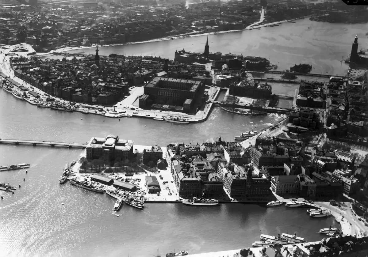 Flygfoto över Stockholm med Blasieholmen; Gamla stan och Kungliga slottet.