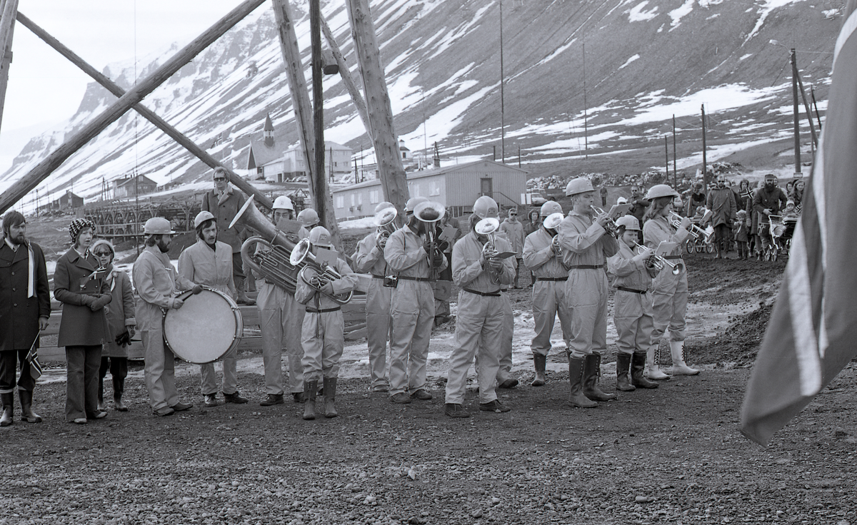 17. mai i Longyearbyen, 1975. Toget gikk fra bautaen ved Skjærings, over Haugen og til Sverdrup-bautaen. 