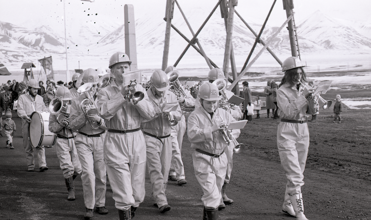 17. mai i Longyearbyen, 1975. Toget gikk fra bautaen ved Skjærings, over Haugen og til Sverdrup-bautaen. 