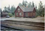 Trafikplats anlagd 1916. Liten envånings stationsbyggnad i trä.